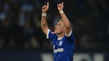 Lewis Holtby festeja o golo marcado pelo Schalke depois de ter feito assistências para outros dois