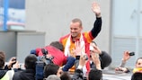 Wesley Sneijder recebe as boas-vindas dos adeptos do Galatasaray