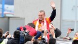 Wesley Sneijder recibe la bienvenida de los aficionados del Galatasaray
