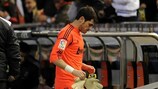Iker Casillas en el momento de la lesión en Mestalla