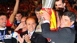 Juande Ramos con el trofeo de la UEFA Europa League
