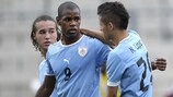 Партнеры по молодежной сборной Уругвая поздравляют Диего Ролана (№9) с голом