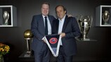 Karl-Erik Nilsson junto al Presidente de la UEFA Michel Platini