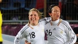 Nadine Kessler (à droite) fête l'un de ses deux buts avec Svenja Huth à Strasbourg