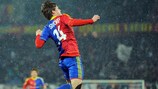 Valentin Stocker celebra su gol ante el Dnipro