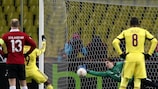 Torwart Ron-Robert Zieler von Hannover 96 hält einen Schuss gegen den FC Anji Makhachkala