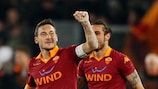 O capitão da Roma, Francesco Totti, festeja o golo da vitória frente à Juventus