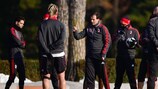O treinador do Milan, Massimiliano Allegri, dá indicações durante o treino de terça-feira