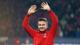 David Beckham saúda os adeptos antes da estreia pelo PSG, no domingo