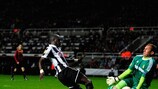 Olexandr Goryainov lança-se aos pés de Moussa Sissoko para defender a bola e evitar o golo do Newcastle
