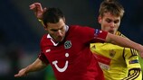 Szabolcs Huszti pelea por un balón con el ruso Arseni Logashov