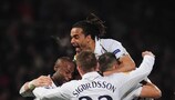 O Tottenham festeja o golo de Mousa Dembélé