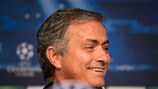 José Mourinho sorride in conferenza stampa
