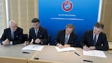 La Federación de Fútbol de Bulgaria (BFU) firma el Estatuto de Fútbol Base de la UEFA. De izquierda a derecha: Secretario General de la UEFA Gianni Infantino, Presidente de la BFU Borislav Mihaylov, Presidente de la UEFA Michel Platini y Secretario Genera