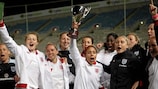 Inglaterra festeja com o troféu da Cyprus Cup