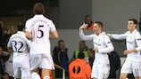 Gylfi Sigurdsson é felicitado pelos colegas depois de apontar o segundo golo do Tottenham
