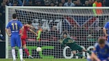 Raul Rusescu superó a Petr Čech en un lanzamiento de penalti