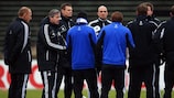 Jens Keller fala aos jogadores do Schalke no treino de segunda-feira