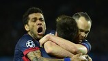 Lionel Messi esulta con Daniel Alves e Andrés Iniesta dopo il secondo gol