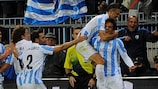 Roque Santa Cruz (a destra) esulta dopo il gol decisivo