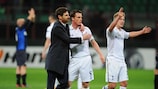 André Villas-Boas, treinador do Tottenham, festeja com Scott Parker e Lewis Holtby