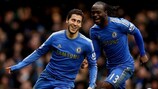 Eden Hazard y Victor Moses celebran un gol con el Chelsea