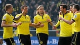 Robert Lewandowski é felicitado depois de marcar nos primeiros minutos para o Dortmund