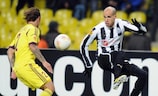 Gabriel Obertan (Newcastle United FC) trata de controlar delante de Andrei Eschenko (FC Anji Makhachkala)