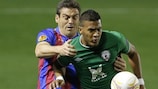 Levante-Verteidiger Sergio Ballesteros im Duell mit José Rondón
