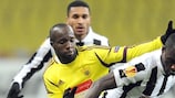 Anji-Mittelfeldspieler Lassana Diarra im Duell mit Moussa Sissoko