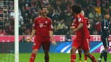 Claudio Pizarro festeja o terceiro de quatro golos que marcou pelo Bayern