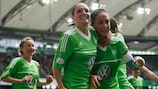 Nadine Kessler (à direita) comemora o seu golo com Selina Wagner, que também marcou