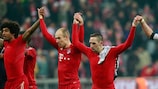 Arjen Robben et Franck Ribéry saluent les supporters du Bayern