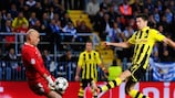 Willy s'interpose devant le joueur de Dortmund Robert Lewandowski