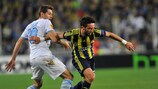 Senad Lulić, da Lázio, tenta travar Gökhan Gönül, do Fenerbahçe, em Istambul