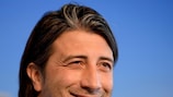 O treinador do Basileia, Murat Yakin, mostrou boa disposição na conferência de imprensa