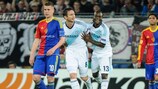 Victor Moses celebra junto a Frank Lampard su gol ante el Basilea