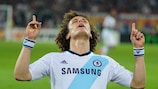 David Luiz olha para o céu depois de marcar o segundo golo ao cair do pano