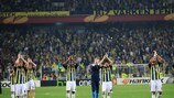 Fenerbahçe aplaude adeptos no Estádio Şükrü Saracoğlu