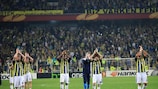 I giocatori del Fenerbahçe applaudono i propri tifosi allo stadio Şükrü Saracoğlu