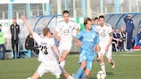 Последним клубом Дмитрия Сычева (в синем) было минское "Динамо"