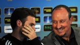 O treinador do Chelsea, Rafael Benítez, sorridente na conferência de imprensa de antevisão