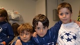 Дети сопровождают игроков на матче "Реал" - "Боруссия"