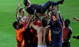Os jogadores do Shirak festejam a conquista do título com o treinador Vardan Bichakhchyan