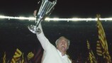 Udo Lattek festeja depois de conquistar a Taça dos Vencedores das Taças de 1981/82 ao leme do Barcelona