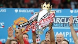 Rio Ferdinand ergue o troféu da Premier League