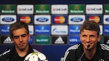 Thomas Müller (a la derecha) y Philipp Lahm hablaron con los medios antes de la final de Wembley
