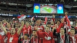 Os adeptos do Bayern rejubilam com o triunfo da sua equipa em Wembley
