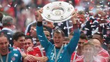 Le gardien du Bayern Manuel Neuer avec le trophée de la Bundesliga
