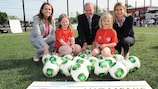 A directora de futebol feminino da IFA, Sara Booth (esquerda), o presidente do Comité HatTrick da UEFA, Allan Hansen (ao centro), e a directora de desenvolvimento do futebol feminino da UEFA, Emily Shaw, juntam-se aos jovens em Enniskillen